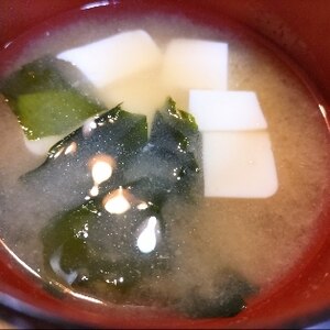 ワカメ、豆腐の味噌汁